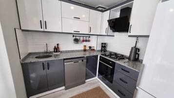 Apartment, 2 Bedrooms | Private kitchen