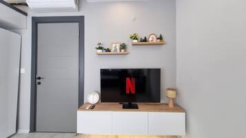 Appartement, 2 slaapkamers | Televisie