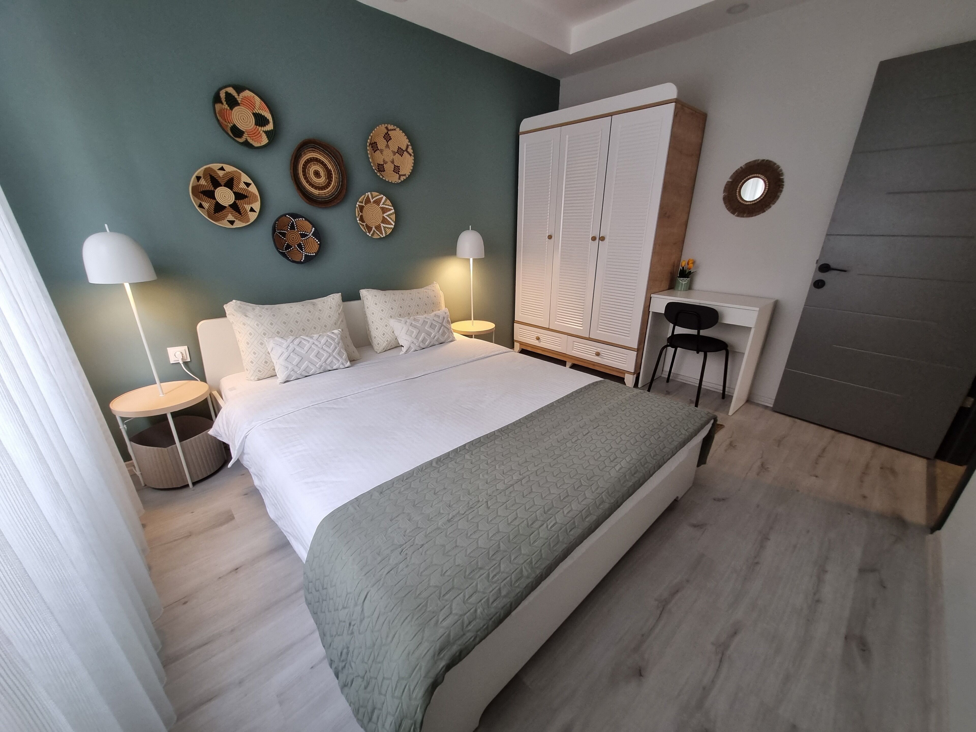 Cortinas blackout, tabla de planchar con plancha y wifi gratis 