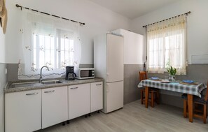 Réfrigérateur, micro-ondes, batterie de cuisine, vaisselle et ustensiles