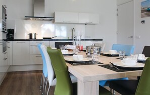 Kühlschrank, Ofen, Geschirrspüler, Wasserkocher mit Kaffee-/Teezubehör