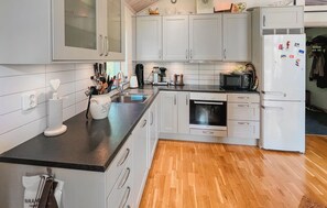 Frigorifero, forno, piano cottura, lavastoviglie