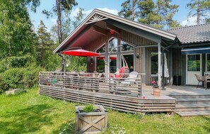 Outdoor dining - Gorgeous home in Norrtälje with WiFi (Norrtälje)