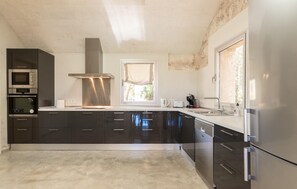 Kjøleskap, mikrobølgeovn, kokeplater og oppvaskmaskin