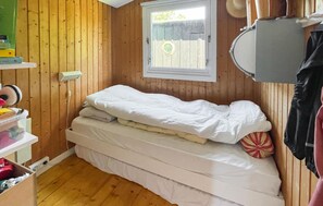 Travel crib, free WiFi