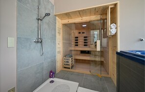 Shower, hair dryer - Beautiful home in Maglenca with sauna (Maglenca)