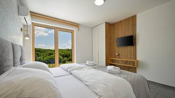 3 chambres, coffres-forts dans les chambres, lit parapluie