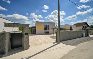 Property grounds - Beautiful home in Maglenca with sauna (Maglenca)