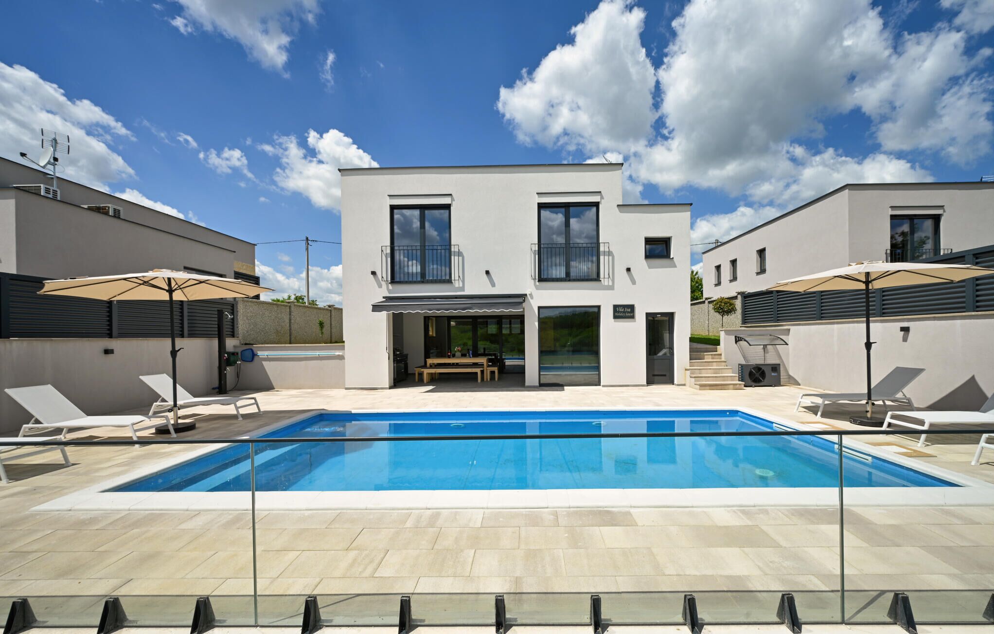 Lämmitetty uima-allas