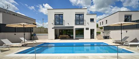 Lämmitetty uima-allas