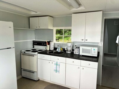 LAKEFRONT COTTAGE#4 -Blue Cottage close to Sandbanks ,Winery and Wellington