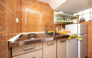 Fridge, coffee/tea maker