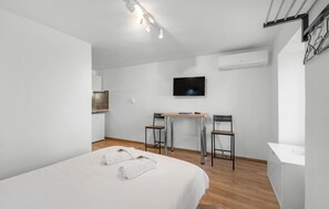 1 slaapkamer, een strijkplank/strijkijzer, gratis wifi