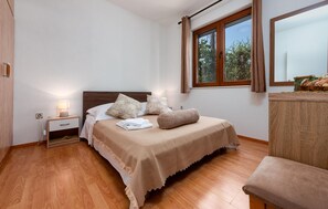 2 bedrooms, iron/ironing board, free WiFi