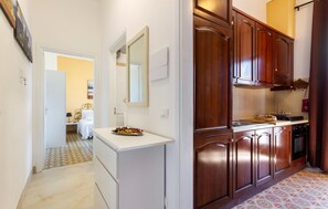 Réfrigérateur, plaque de cuisson, lave-vaisselle, cafetière/bouilloire