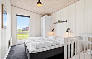 Travel cot, free WiFi