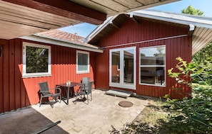 Outdoor dining - 4 bedroom nice home in Glesborg (Glesborg)