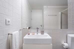 Dusche, Haartrockner, Handtücher, Seife