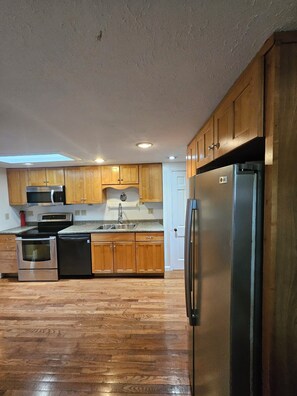 Mikroaaltouuni, uuni, liesi, astianpesukone