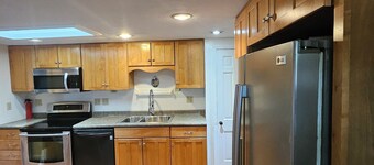 Charming 3-bed/ 2-bath home w parking central to Downtown and Spooky Nook Sports