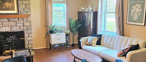 Een televisie en een open haard