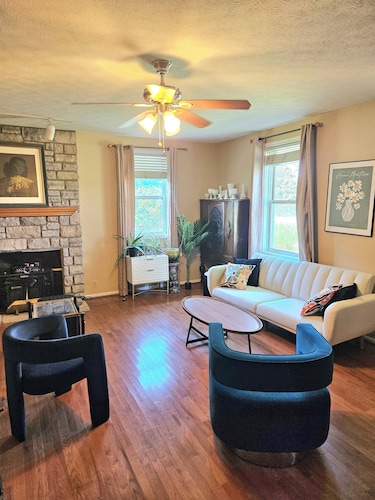 Charming 3-bed/ 2-bath home w parking central to Downtown and Spooky Nook Sports