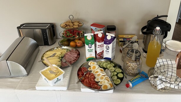A breakfast buffet with various food items and beverages. - Pintro B&B (Hagfors)