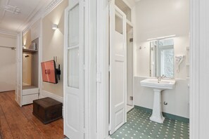 Douche, séchoir à cheveux, serviettes fournies, savon