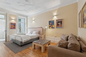 Iron/ironing board, Internet, bed sheets