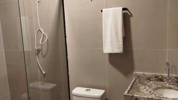 Regadera, toallas, jabón, shampoo