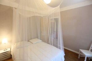 4 bedrooms, desk, free WiFi
