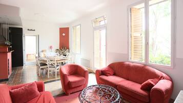 TV, fireplace, DVD player, books