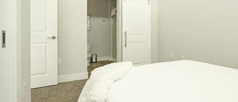 2 bedrooms, desk, iron/ironing board, Internet