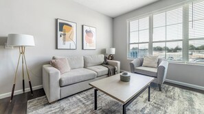 Smart TV - Landing | Chic 2BD, Gym (Columbus)