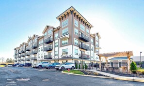 Exterior - Landing | Stylish 2BD, Gym (Columbus)