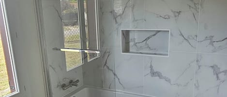 Dusche, Haartrockner, Handtücher, Seife