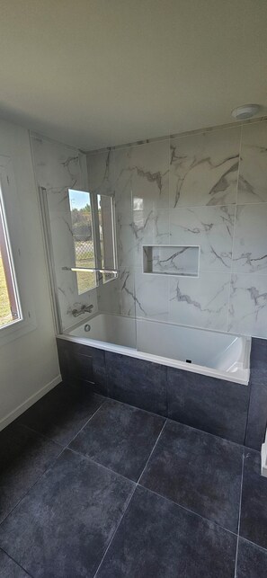 Dusche, Haartrockner, Handtücher, Seife