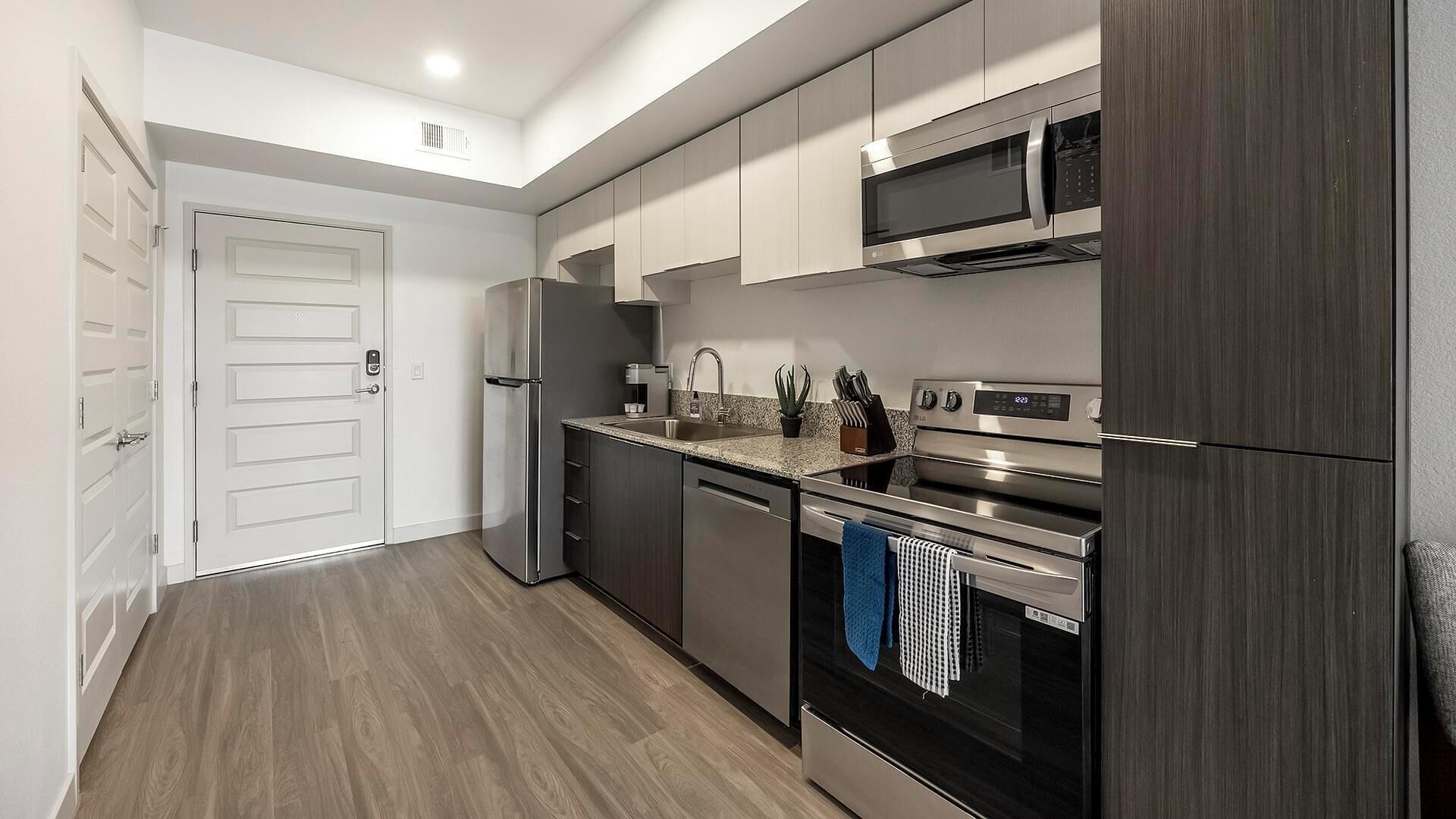 Réfrigérateur, tables à manger