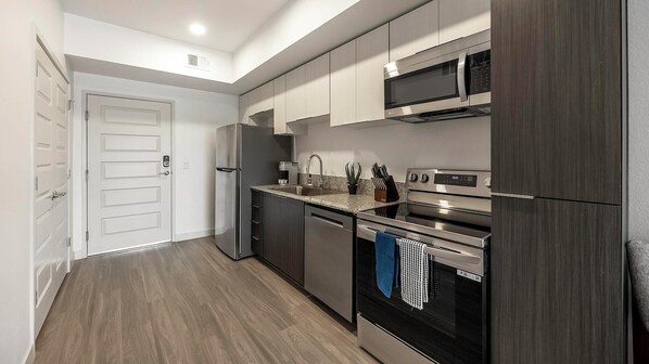 Réfrigérateur, table de salle à manger