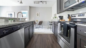 Réfrigérateur, tables à manger