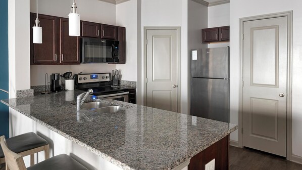 Jääkaappi, ruokailupöytä