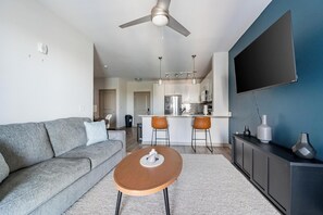 Smart TV - Landing | Stylish 1BD, Clubhouse, Gym (Knoxville)