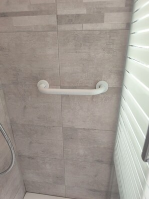 Dusche, Haartrockner, Bidet, Handtücher