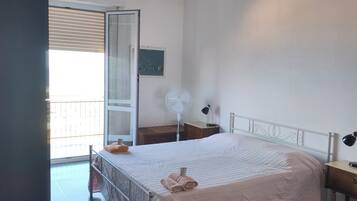 1 Schlafzimmer, Bügeleisen/Bügelbrett, Bettwäsche