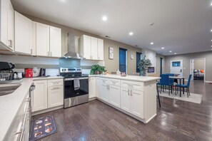 Family House, 3 Bedrooms, Non Smoking | Private kitchen | Fridge, microwave, oven, stovetop