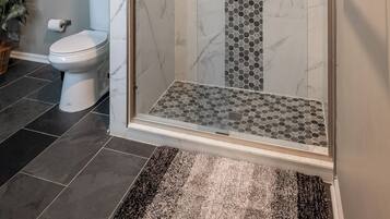 Family House, 3 Bedrooms, Non Smoking | Bathroom | Free toiletries, hair dryer, towels, soap