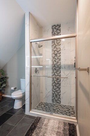 Bathroom -  Near Downtown | 2 En-Suites • Garage • Sleeps 9 (Indianapolis)