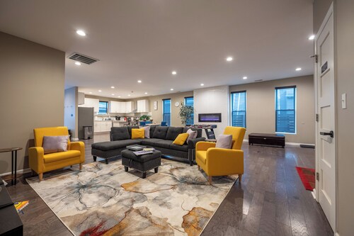  Near Downtown | 2 En-Suites • Garage • Sleeps 9