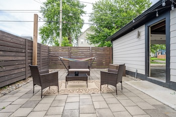  Near Downtown | 2 En-Suites • Garage • Sleeps 9