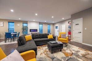 Casa família, 3 quartos, para não fumantes | Sala de estar | Smart TV 55 polegadas com canais digitais, lareira, pebolim